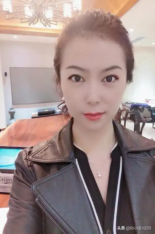 头条问答 - 四十多岁的女人,随时在朋友圈里晒自拍是什么心态?