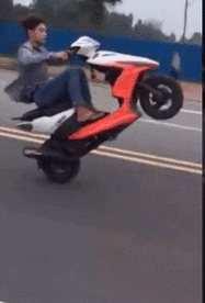 偷了鬼火摩托车却不会开两贼推车去修理被抓了