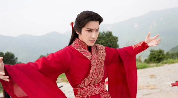 《烈火如歌》中,暗夜罗的扮演者是赖艺.