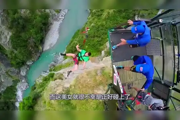 女孩挑战蹦极不料被水中鳄鱼一口吞了镜头拍下全过程