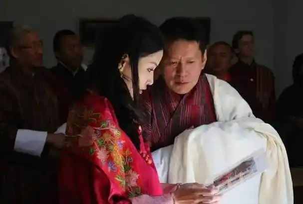 不丹国王17岁登位娶同胞4姐妹生10个孩子51岁退位享福