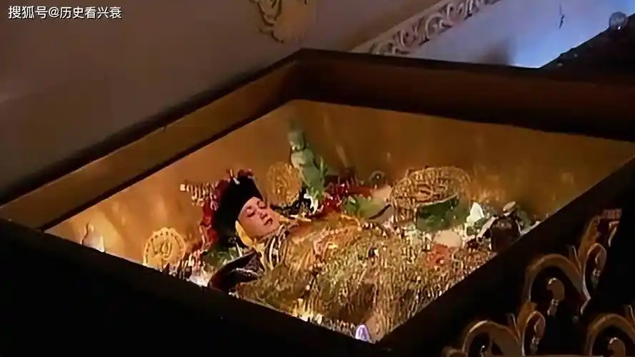 在清宫档案中,关于慈禧随葬品也只做了简单,粗略的记载.