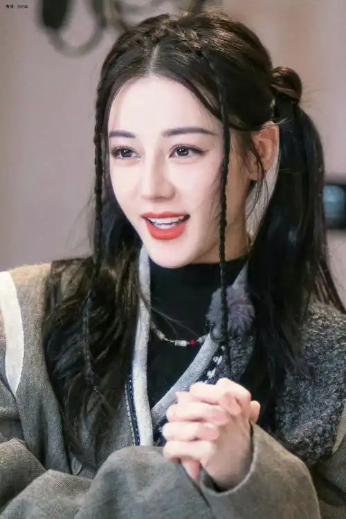 迪丽热巴当导游#迪丽热巴额前编发双马尾,好可爱的造型呀!