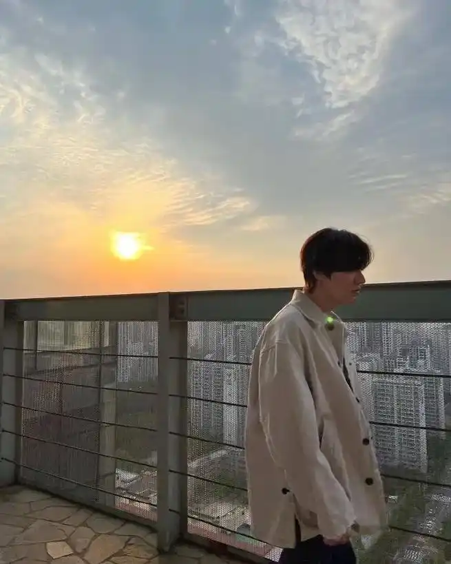 李敏镐那些超适合做手机壁纸的生活照.