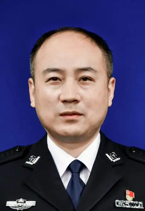 一,任命董奇峰为十堰市人民政府副市长,十堰市公安局局长.