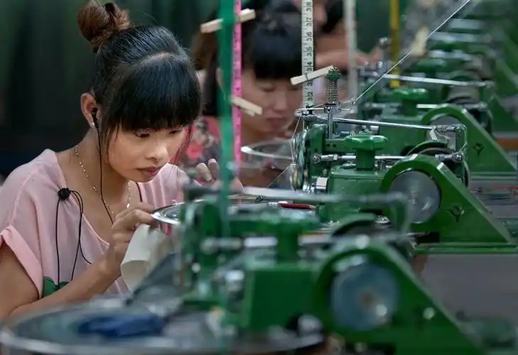 上一页 下一页 作品名称: 《全神贯注》  作品描述: 这位缝盘女工全神