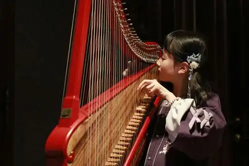 弹箜篌的小女孩 写美篇         从古代大量演奏图像中所绘的竖箜篌和