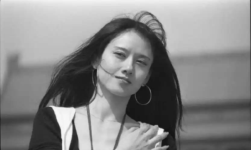 杨丽萍:20年不吃米饭,抽肋骨为了瘦腰,6厘米指甲随身30年_妈妈_因为