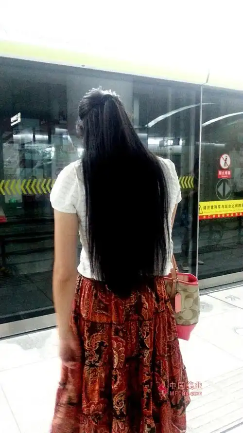 地铁站抓拍齐腰长发