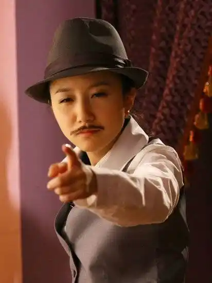 李倩在剧中演的就是一个假小子,几乎每次出场都是男装打扮