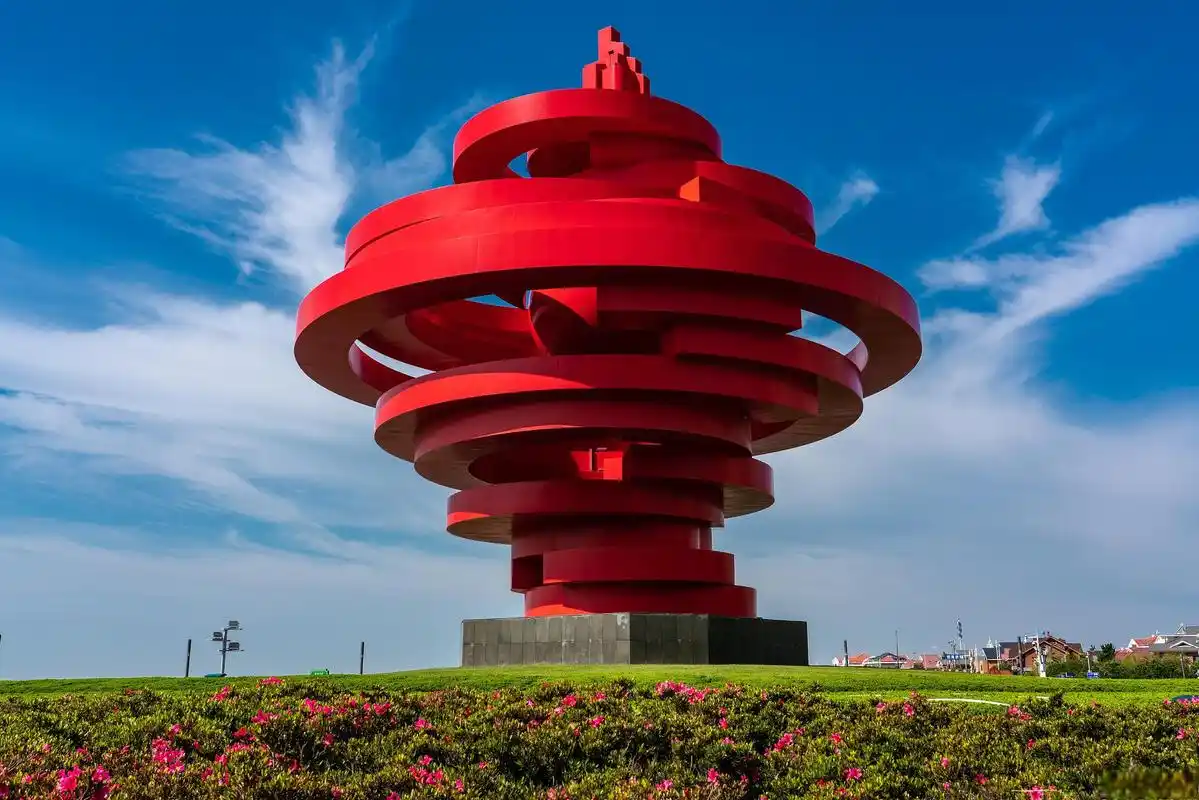 青岛五四广场附近的独特景点 青岛五四广场是青岛市的标志性地标之一