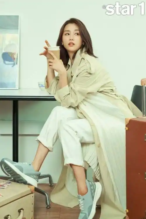 韩国女艺人朴河宣拍杂志写真展优雅ol风魅力