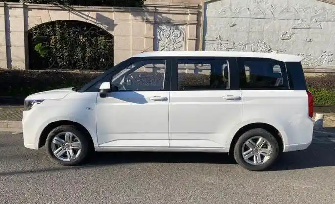 五菱汽车最新款七座五菱商务车七座最新款要7万元左右一辆:1,五菱宏光