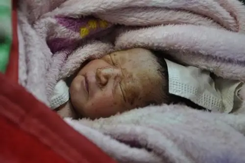 狠心爹娘遗弃新生女婴 胶州市民送医院并报警