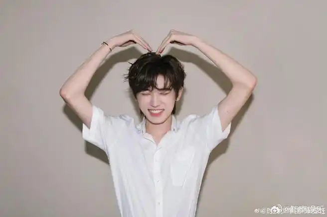 丁程鑫宋亚轩七夕比了个大心##丁程鑫宋亚轩七夕同款比心