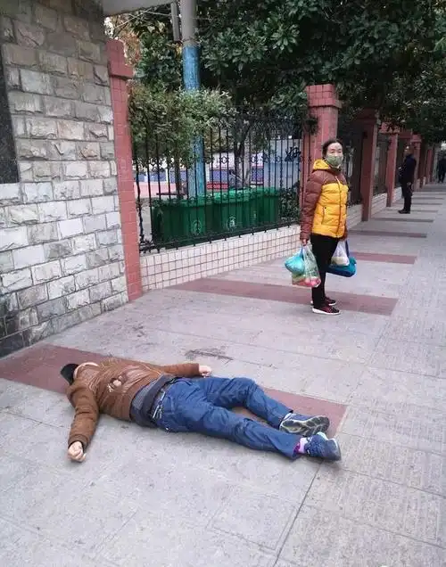 今早八点:都匀二小门口突然倒下一个人.