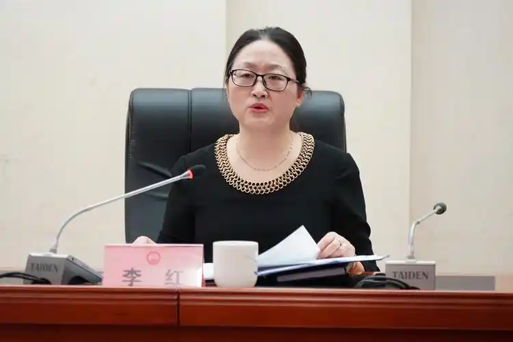 市政府秘书长李正才为市政府办公室全体党员干部上党课