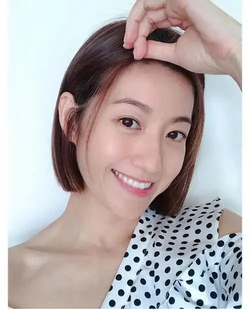 日前陈自瑶又再分享她的美照,这次她换了一个全新发型示人.