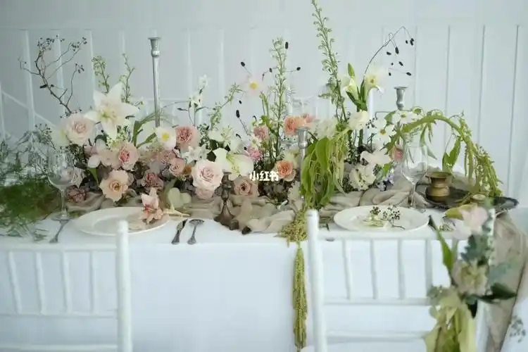 小众长条桌花_宴会_小众_临沂攻略_生日_订婚_婚嫁_婚礼经验