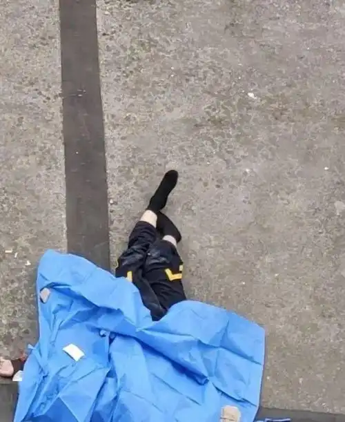 今早,镇江一小区内,年轻男子坠楼身亡!_洪溪