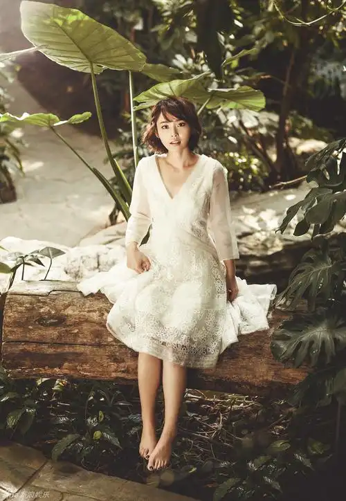 新浪娱乐讯 近日,张佳宁曝光一组最新写真,在绿影盎然的丛林间,身穿一