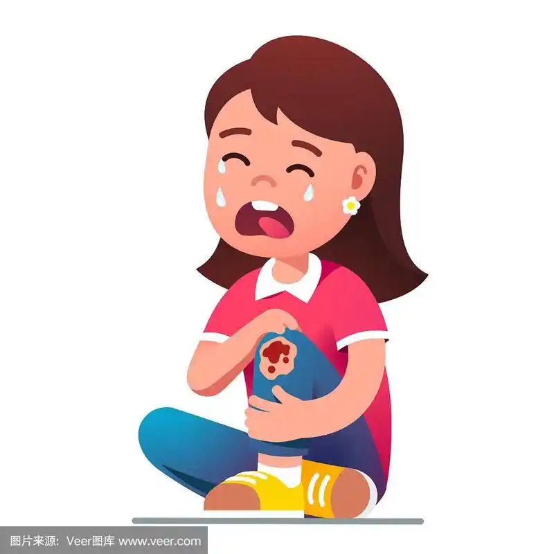 小女孩坐在那里痛得哭着,膝盖受伤了