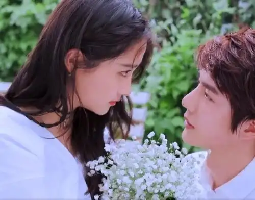 王一博关晓彤"广告照"被疯传,甜蜜对视超虐,像是在拍结婚照!