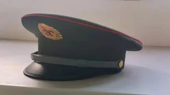 大(卷)檐帽17式夏帽是2017年8月1日全军统一换发佩戴的(除了武警部队)