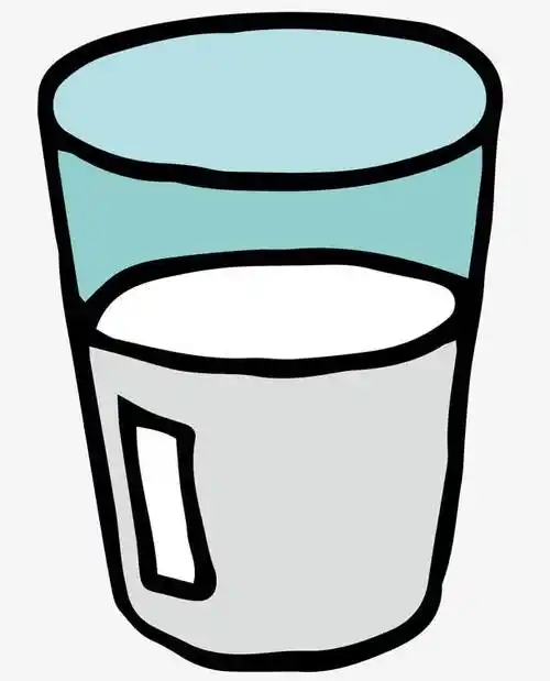 透明杯子里的水