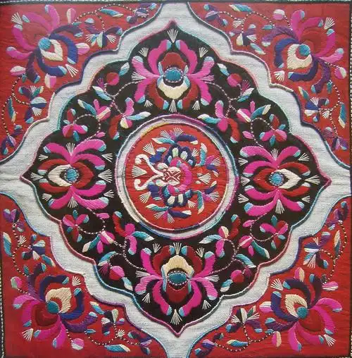 如苗族衣袖花,流行在贵州雷山,凯里等地,是一种妇女服装的衣袖刺绣品