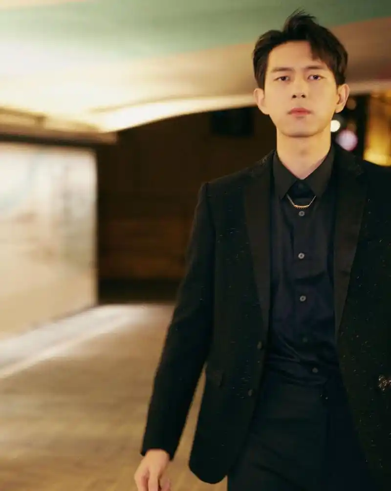 李现的新年照,身穿黑色西装,夜色下的沉稳绅士.  ?#虎动新春#[抠鼻]