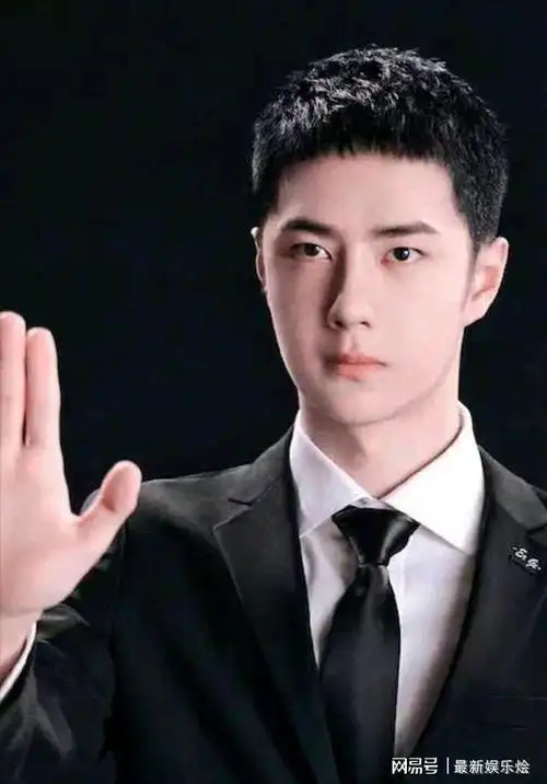 当王一博尝试板寸清爽干练男友力爆棚身材挺拔185米既视