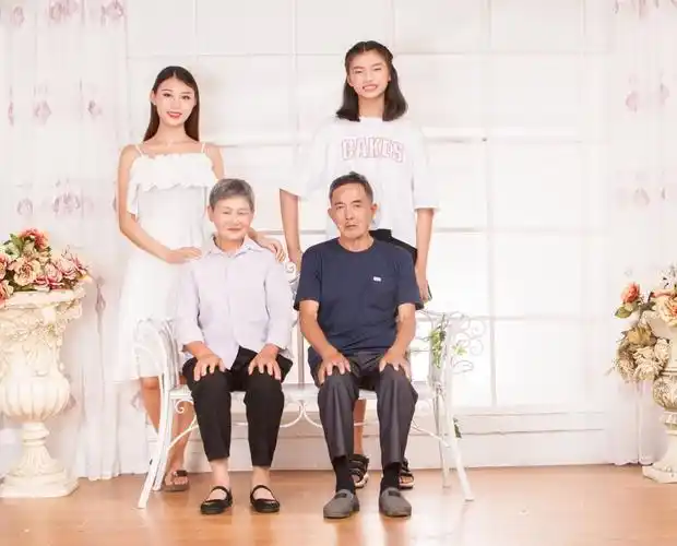 爷爷奶奶拍照片还是很自然地,看看小家伙头高出来了