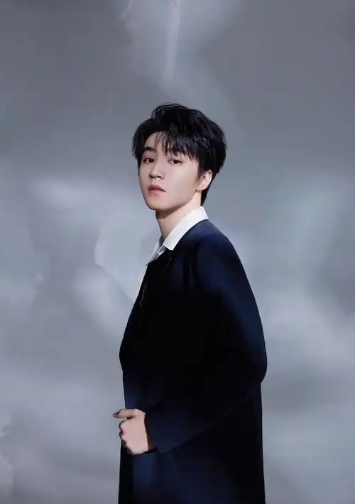 tfboys王俊凯,王源,易烊千玺十周年写真……__财经头条