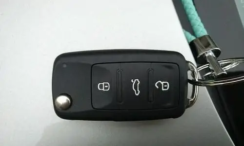 大众速腾车钥匙怎么换电池新旧钥匙有些不同