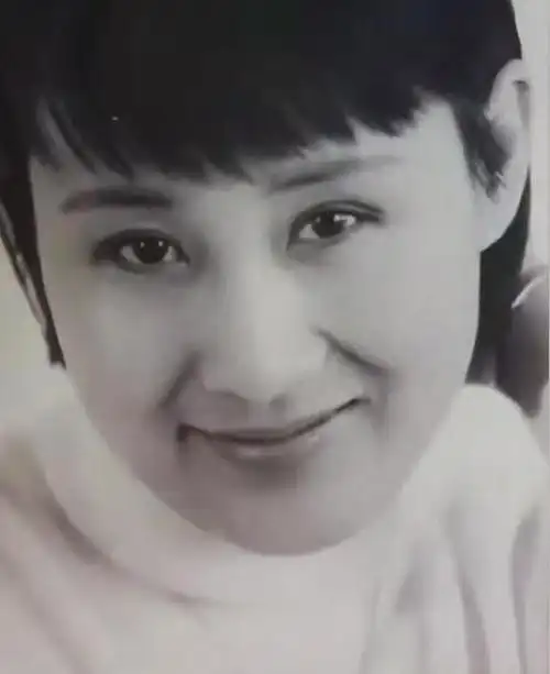 从这些照片中看,张凯丽的各位战友颜值都很高,每一位都英姿飒爽,那时