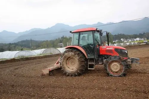 突"一台耕田机翻滚着齿轮,机械手操纵着机器,在田野里来回奔跑,不一会