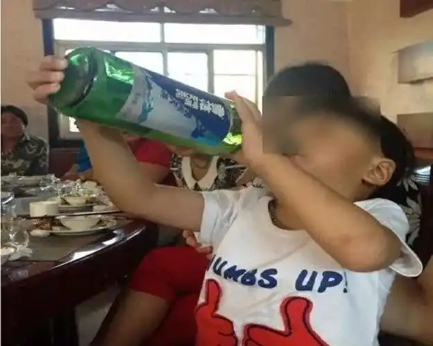 普宁家长别再逗小孩子喝酒了!又有小孩因此昏迷.