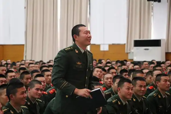 周东佼走进武警8693部队精彩开讲