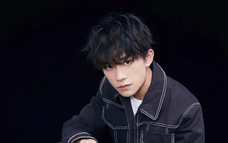 tfboys易烊千玺黑色背景帅气写真,高清图片-壁纸族