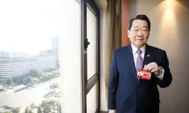 泰国传奇首富,家族在中国捐款超15亿,两次受邀登上天安门城楼_谢国民