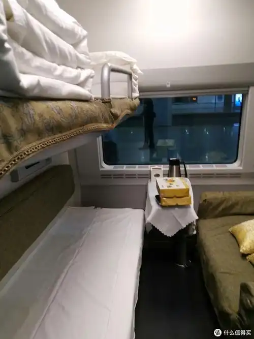 跟动卧不同,每个包间就设置了两张床,也是上下铺,上铺1070,下铺1200元