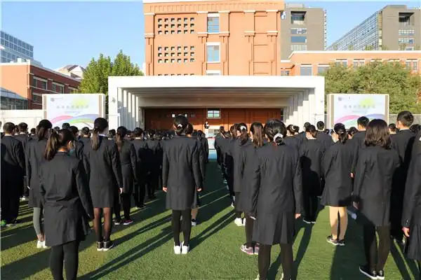 北京八中隆重举行2020年国旗班交接仪式