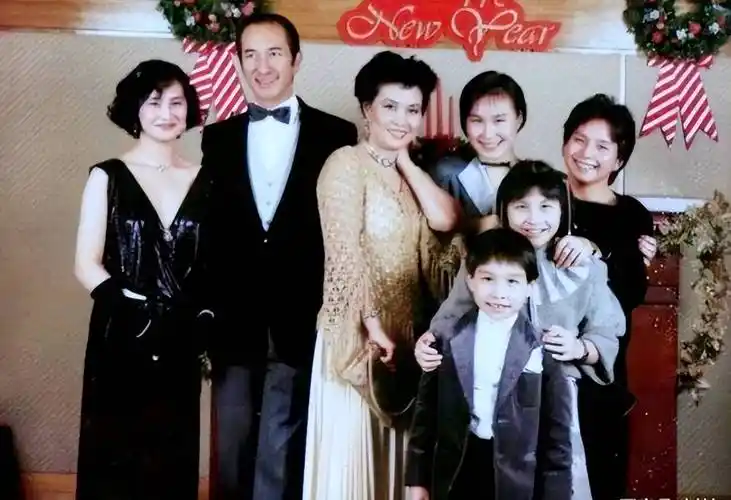 蓝琼缨有9个兄弟姐妹,很多人不知道,蓝琼缨的哥哥蓝铧缨也是香港澳门