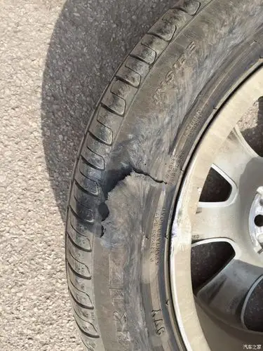【图】爆胎了,大家懂的帮忙看看,谢谢了!_君威论坛_汽车之家论坛