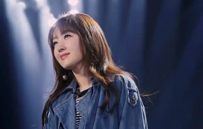 原创49岁的杨钰莹真的变了让我轻轻地告诉你杨钰莹当年有多红