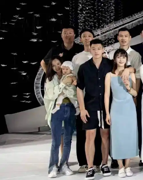 今年46岁的王治郅在八一队结解散之后回到了北京工作,依然享受着副师