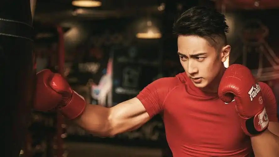 最后一个要说的就是现在比较火的小生,他就是彭于晏,明明可以靠脸吃饭