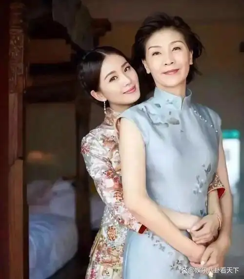 而刘诗诗则不一样,她几乎是一比一遗传了妈妈的气质.