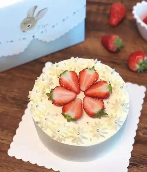 dl_missw做的化繁为简:3款美貌又易学的草莓淡奶油装饰蛋糕